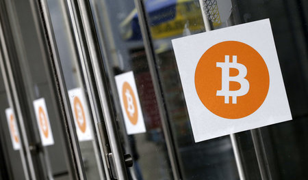 Bitcoin-Logo auf einer Konferenz in New York (29. November)