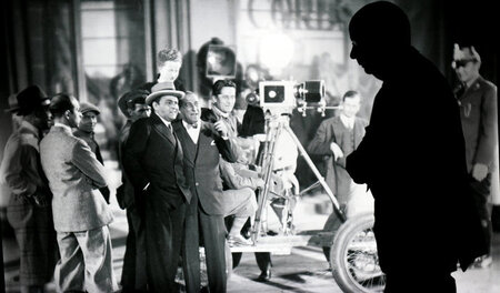 Besucher vor Filmset der 20er Jahre (nicht volumetrisch)