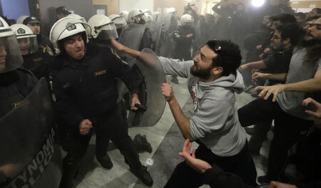Auseinandersetzungen zwischen Polizisten und Protestierenden am ...