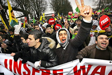 »Nein zum Einmarsch der Türkei, Freiheit für Abdullah Öcalan« – ...