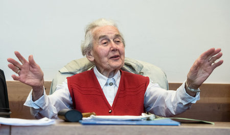 Die wegen Volksverhetzung angeklagte Ursula Haverbeck sitzt am 2...