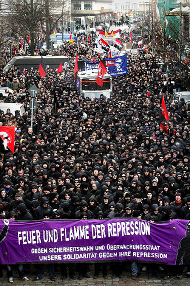 4000 Menschen hielten am Samstag in Hamburg 2500 Polizisten in A...
