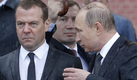 Moskau, 22. Juni: Präsident Wladimir Putin (r.) und Regierungsch...