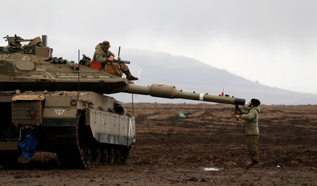 Einmischung in Nachbarland: Israelischer Panzer an der Grenze zu... Einmischung in Nachbarland: Israelischer Panzer an der Grenze zu...