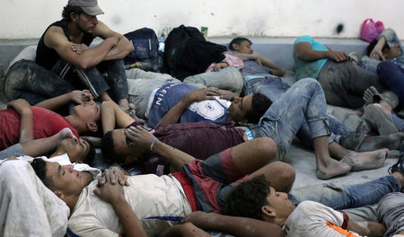 Abschottung gegen Migration: Abgefangene Flüchtlinge in einem La... Abschottung gegen Migration: Abgefangene Flüchtlinge in einem La...