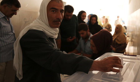 Ein Mann gibt im ersten Wahlgang in Kamischli am 22. September s...
