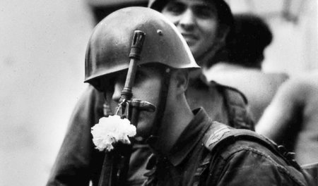 Ein portugiesischer Soldat während der Nelkenrevolution (25. Apr... Ein portugiesischer Soldat während der Nelkenrevolution (25. Apr...