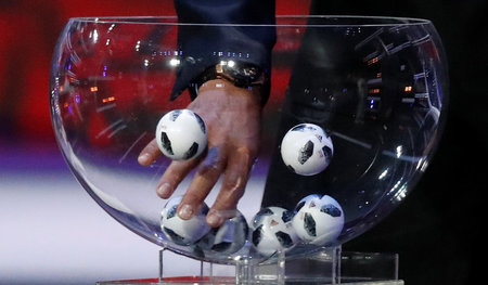 Na, welche Kugel ist die richtige? Bei früheren FIFA-Auslosungen...