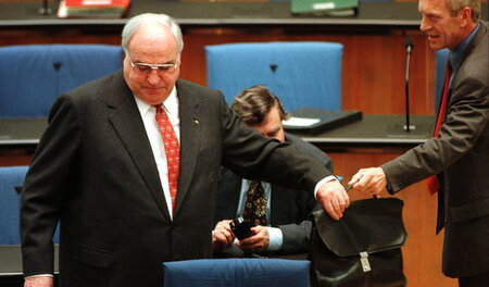 Der frühere Bundeskanzler im Bonner Parlament: »Bimbes – die sch... Der frühere Bundeskanzler im Bonner Parlament: »Bimbes – die sch...