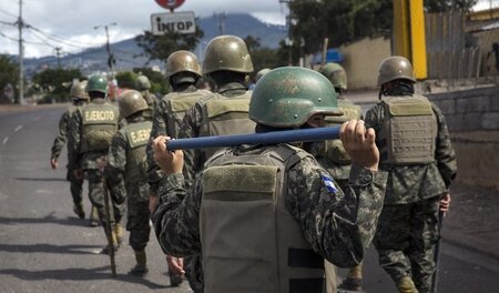 Militär auf der Straße: Die rechte Regierung in Honduras setzt S... Militär auf der Straße: Die rechte Regierung in Honduras setzt S...
