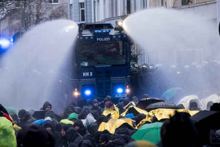 Ganze Härte gegen links: Polizeieinsatz an einer friedliche Stra... Ganze Härte gegen links: Polizeieinsatz an einer friedliche Stra...
