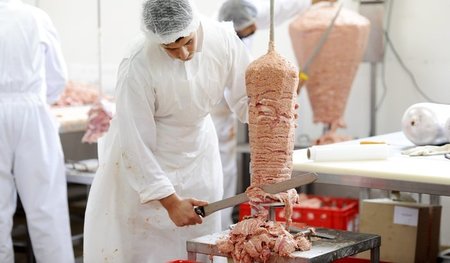 Junkfood oder Delikatesse: Dönerspießproduktion in Berlin Junkfood oder Delikatesse: Dönerspießproduktion in Berlin