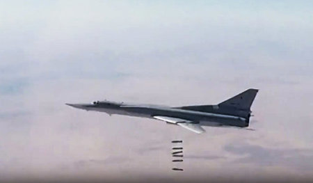 Ein russischer Langstreckenbomber wirft am Sonntag Bomben auf St... Ein russischer Langstreckenbomber wirft am Sonntag Bomben auf St...