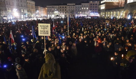 »Freie Gerichte – Freie Menschen«: Proteste gegen die Justizrefo... »Freie Gerichte – Freie Menschen«: Proteste gegen die Justizrefo...