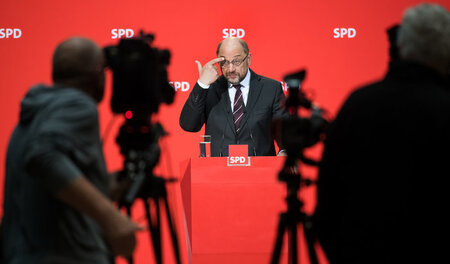 SPD-Chef Schulz versorgte die Presse am Montag im Willy-Brandt-H... SPD-Chef Schulz versorgte die Presse am Montag im Willy-Brandt-H...