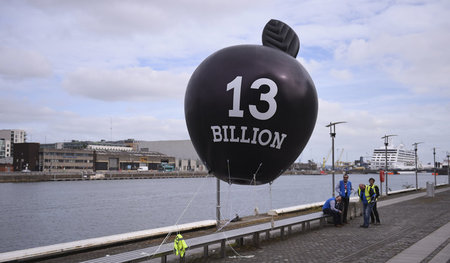 Protest in Dublin gegen Bevorzugung von Apple: Konzern schuldet ... Protest in Dublin gegen Bevorzugung von Apple: Konzern schuldet ...