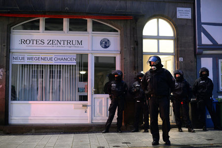 Polizisten stehen am 05.12.2017 in Göttingen vor dem Roten Zentr... Polizisten stehen am 05.12.2017 in Göttingen vor dem Roten Zentr...