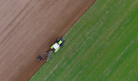 Landwirtschaft mit guter Perspektive? Pflügen in Alt Zeschdorf i...