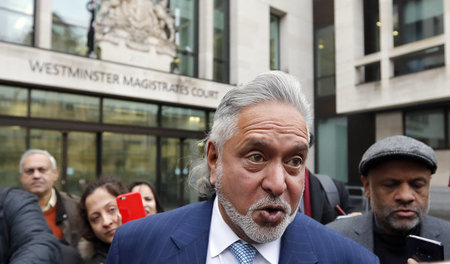Vijay Mallya verlässt am 20. November das Amtsgericht von Westmi... Vijay Mallya verlässt am 20. November das Amtsgericht von Westmi...