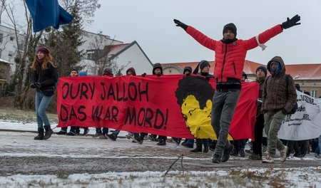 Gedenkdemo für Oury Jalloh am 7. Januar dieses Jahres in Dessau ... Gedenkdemo für Oury Jalloh am 7. Januar dieses Jahres in Dessau ...