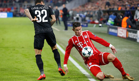 Dieses Mal schneller: Bayerns James Rodriguez im Zweikampf mit A... Dieses Mal schneller: Bayerns James Rodriguez im Zweikampf mit A...