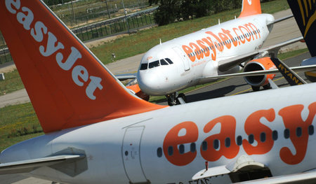Flugzeug der britischen Fluggesellschaft Easyjet auf dem Flughaf... Flugzeug der britischen Fluggesellschaft Easyjet auf dem Flughaf...