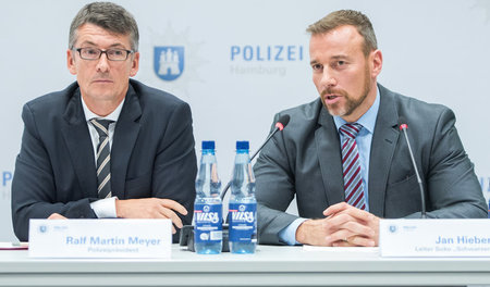 In Szene gesetzt: Der Hamburger Polizeipräsident Ralf Martin Mey...