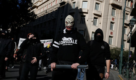 Aufgestaute Wut auf die Verhältnisse: Junge Demonstranten protes... Aufgestaute Wut auf die Verhältnisse: Junge Demonstranten protes...