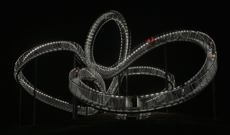 Verschlungene Wege: Die begehbare Großskulptur »Tiger and Turtle...