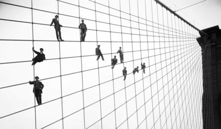 Am 7. Oktober 1914 posieren die Anstreicher der Brooklyn Bridge ...