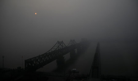Lebensader: Die Freundschaftsbrücke verbindet die Dandong in Chi...