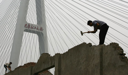 Die Fengjie-Yangtze-Brücke bei Chongqing in Zentralchina dient d...
