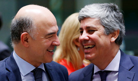 Plausch unter Kollegen: EU-Kommissar Pierre Moscovici (l.) mit d...