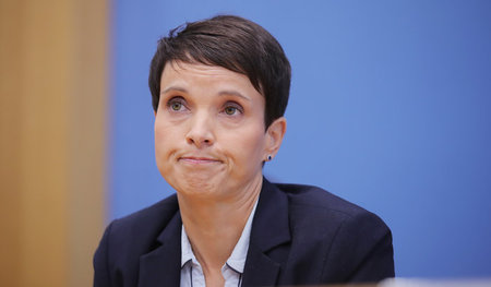 Star der BRD-Medien: Frauke Petry meldete sich am 25.9.2017 in d... Star der BRD-Medien: Frauke Petry meldete sich am 25.9.2017 in d...
