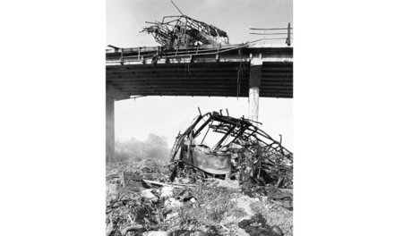 In Trümmern: Am 2. Mai 1999 bombardierte die NATO diese Brücke i...