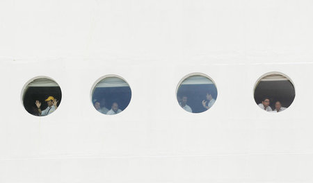 Unterhalb der Brücke: Mehr als tausend Passagieren bot das Kreuz...