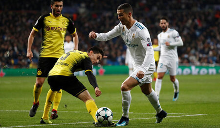 Jetzt schaut zu: Real Madrids Cristiano Ronaldo (r.) zeigt den D...