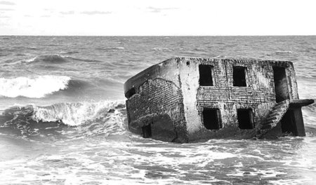 Reste eines Forts aus dem 19. Jahrhundert an der Küste von Karos...