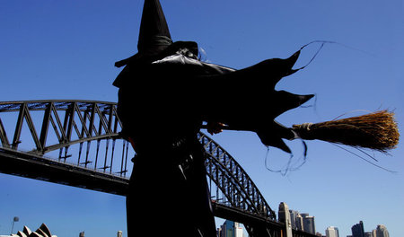 Auch die Harbour Bridge über den Hafen von Sidney ist vor Hallow...