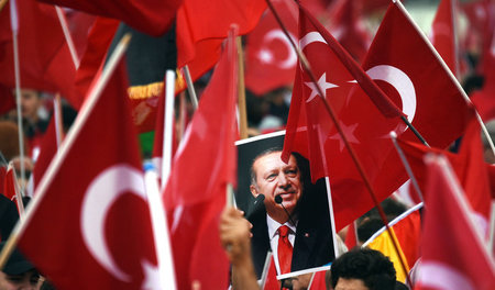 Ikone im Fahnenmeer: Anhänger des türkischen Staatspräsidenten E...