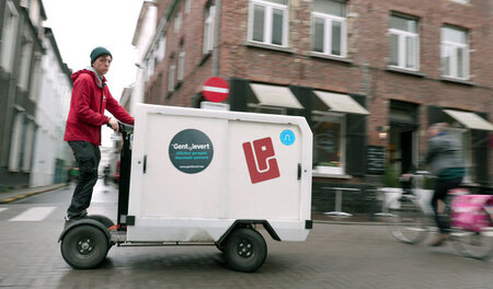 Im belgischen Gent sind Postboten mit E-Vehikeln aller Art unter...
