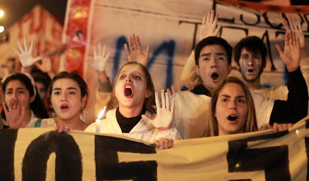 Auch im Jahr 2015 (Foto: 28. Mai, Santiago) gab es heftige Prote... Auch im Jahr 2015 (Foto: 28. Mai, Santiago) gab es heftige Prote...