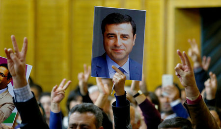 Freiheit gefordert: Abgeordnete der HDP protestieren im türkisch...