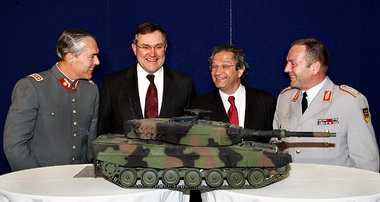 Verkaufsschlager »Leopard 2« – Minister Jung (2. v. l.) und Mili... Verkaufsschlager »Leopard 2« – Minister Jung (2. v. l.) und Mili...
