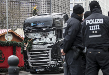 Polizeibeamte vor dem Tatfahrzeug am 20. Dezember 2016 am Berlin... Polizeibeamte vor dem Tatfahrzeug am 20. Dezember 2016 am Berlin...