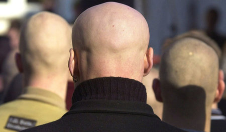 Gab es früher in Ostdeutschland häufiger zu sehen: Nazi-Skins (d... Gab es früher in Ostdeutschland häufiger zu sehen: Nazi-Skins (d...