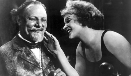 In den Händen der Varietésängerin Lola Lola (Marlene Dietrich) w... In den Händen der Varietésängerin Lola Lola (Marlene Dietrich) w...