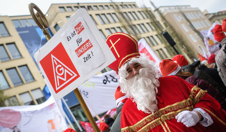 »Es ist Zeit für unsere Zeit« fordert dieser als Nikolaus verkle...