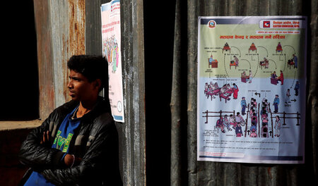 Wählen leicht gemacht: Ein Plakat der Wahlkommission erklärt die...