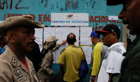 Venezolaner studieren die Wählerlisten am Sonntag an einem Wahll...
